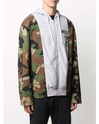 olivgrüner Camouflage Pullover mit einem Kapuze von Moschino