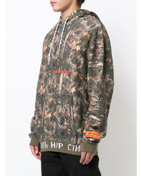 olivgrüner Camouflage Pullover mit einem Kapuze von Heron Preston