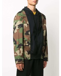 olivgrüner Camouflage Pullover mit einem Kapuze von Moschino