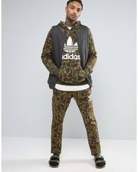 olivgrüner Camouflage Pullover mit einem Kapuze von adidas