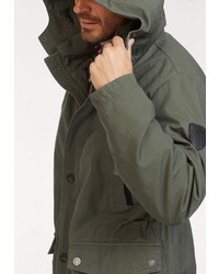 olivgrüner Parka mit einem Schwalbenschwanz von MAN´S WORLD