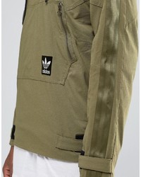 olivgrüner Pullover mit einem Kapuze von adidas