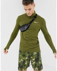 olivgrüner Pullover mit einem Reißverschluss am Kragen von Nike Running