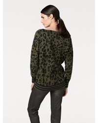 olivgrüner Pullover mit einem Rundhalsausschnitt mit Leopardenmuster von RICK CARDONA by Heine