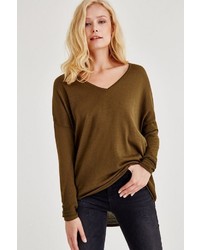 olivgrüner Pullover mit einem V-Ausschnitt von OXXO