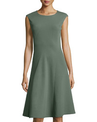 olivgrünes ausgestelltes Kleid