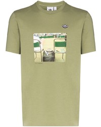 olivgrünes bedrucktes T-Shirt mit einem Rundhalsausschnitt von adidas