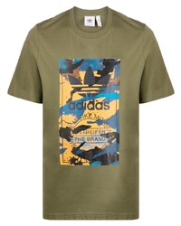olivgrünes bedrucktes T-Shirt mit einem Rundhalsausschnitt von adidas