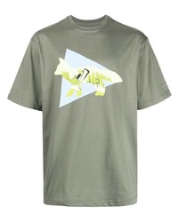 olivgrünes bedrucktes T-Shirt mit einem Rundhalsausschnitt von And Wander