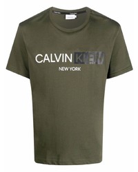 olivgrünes bedrucktes T-Shirt mit einem Rundhalsausschnitt von Calvin Klein