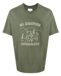 olivgrünes bedrucktes T-Shirt mit einem Rundhalsausschnitt von Chocoolate