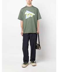 olivgrünes bedrucktes T-Shirt mit einem Rundhalsausschnitt von And Wander