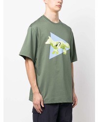 olivgrünes bedrucktes T-Shirt mit einem Rundhalsausschnitt von And Wander