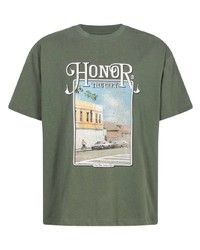 olivgrünes bedrucktes T-Shirt mit einem Rundhalsausschnitt von HONOR THE GIFT