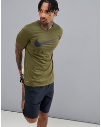olivgrünes bedrucktes T-Shirt mit einem Rundhalsausschnitt von Nike Training