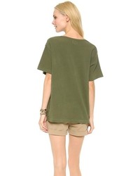 olivgrünes bedrucktes T-Shirt mit einem Rundhalsausschnitt