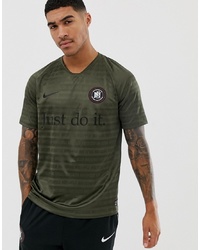 olivgrünes bedrucktes T-Shirt mit einem V-Ausschnitt von Nike