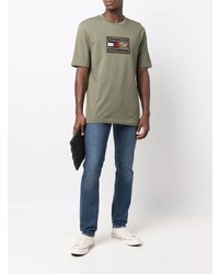 olivgrünes besticktes T-Shirt mit einem Rundhalsausschnitt von Tommy Hilfiger