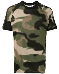 olivgrünes Camouflage T-Shirt mit einem Rundhalsausschnitt von adidas