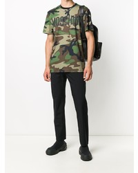 olivgrünes Camouflage T-Shirt mit einem Rundhalsausschnitt von Moschino