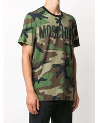 olivgrünes Camouflage T-Shirt mit einem Rundhalsausschnitt von Moschino