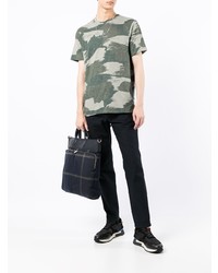 olivgrünes Camouflage T-Shirt mit einem Rundhalsausschnitt von Armani Exchange