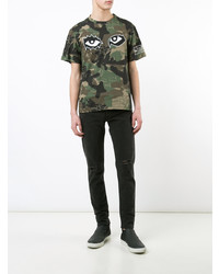 olivgrünes Camouflage T-Shirt mit einem Rundhalsausschnitt von Haculla