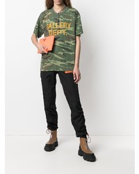 olivgrünes Camouflage T-Shirt mit einem Rundhalsausschnitt von GALLERY DEPT.