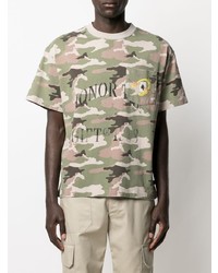 olivgrünes Camouflage T-Shirt mit einem Rundhalsausschnitt von HONOR THE GIFT