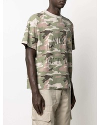 olivgrünes Camouflage T-Shirt mit einem Rundhalsausschnitt von HONOR THE GIFT