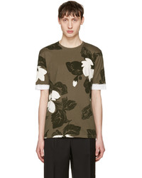 olivgrünes T-Shirt mit einem Rundhalsausschnitt mit Blumenmuster