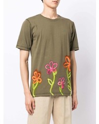 olivgrünes T-Shirt mit einem Rundhalsausschnitt mit Blumenmuster von Stain Shade