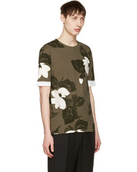 olivgrünes T-Shirt mit einem Rundhalsausschnitt mit Blumenmuster von 3.1 Phillip Lim