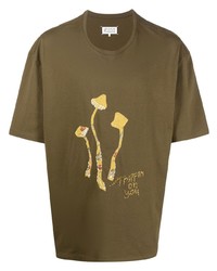 olivgrünes T-Shirt mit einem Rundhalsausschnitt mit Blumenmuster von Maison Margiela