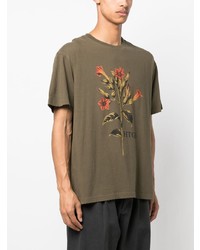 olivgrünes T-Shirt mit einem Rundhalsausschnitt mit Blumenmuster von HONOR THE GIFT