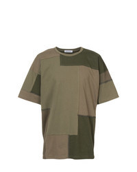 olivgrünes T-Shirt mit einem Rundhalsausschnitt mit Flicken
