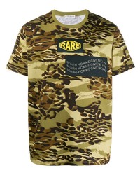 olivgrünes T-Shirt mit einem Rundhalsausschnitt mit Leopardenmuster