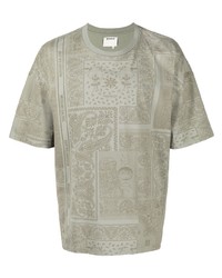 olivgrünes T-Shirt mit einem Rundhalsausschnitt mit Paisley-Muster von Musium Div.