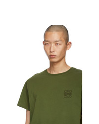 olivgrünes T-Shirt mit einem Rundhalsausschnitt von Loewe