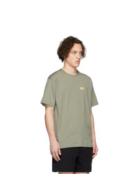 olivgrünes T-Shirt mit einem Rundhalsausschnitt von Martin Asbjorn