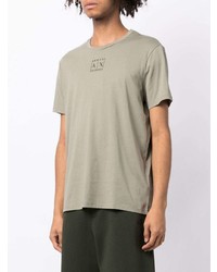 olivgrünes T-Shirt mit einem Rundhalsausschnitt von Armani Exchange