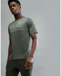 olivgrünes T-Shirt mit einem Rundhalsausschnitt von Nike Running