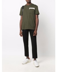 olivgrünes T-Shirt mit einem Rundhalsausschnitt von Calvin Klein