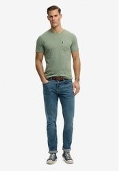 olivgrünes T-Shirt mit einem Rundhalsausschnitt von Superdry
