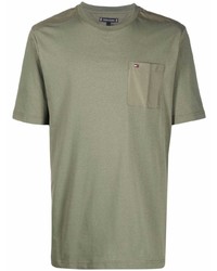 olivgrünes T-Shirt mit einem Rundhalsausschnitt von Tommy Hilfiger