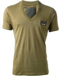 olivgrünes T-Shirt mit einem V-Ausschnitt