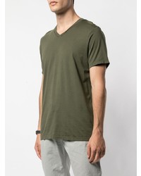 olivgrünes T-Shirt mit einem V-Ausschnitt von SAVE KHAKI UNITED