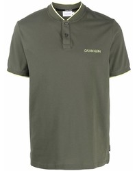 olivgrünes T-shirt mit einer Knopfleiste von Calvin Klein