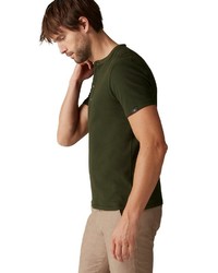 olivgrünes T-shirt mit einer Knopfleiste von Marc O'Polo