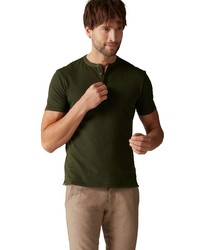 olivgrünes T-shirt mit einer Knopfleiste von Marc O'Polo